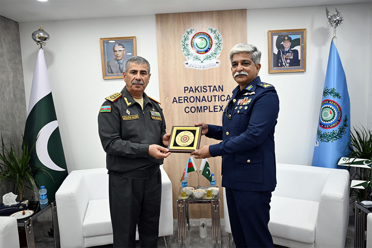 Закир Гасанов ознакомился с образцами военного оружия и техники, представленными в "ADEX"