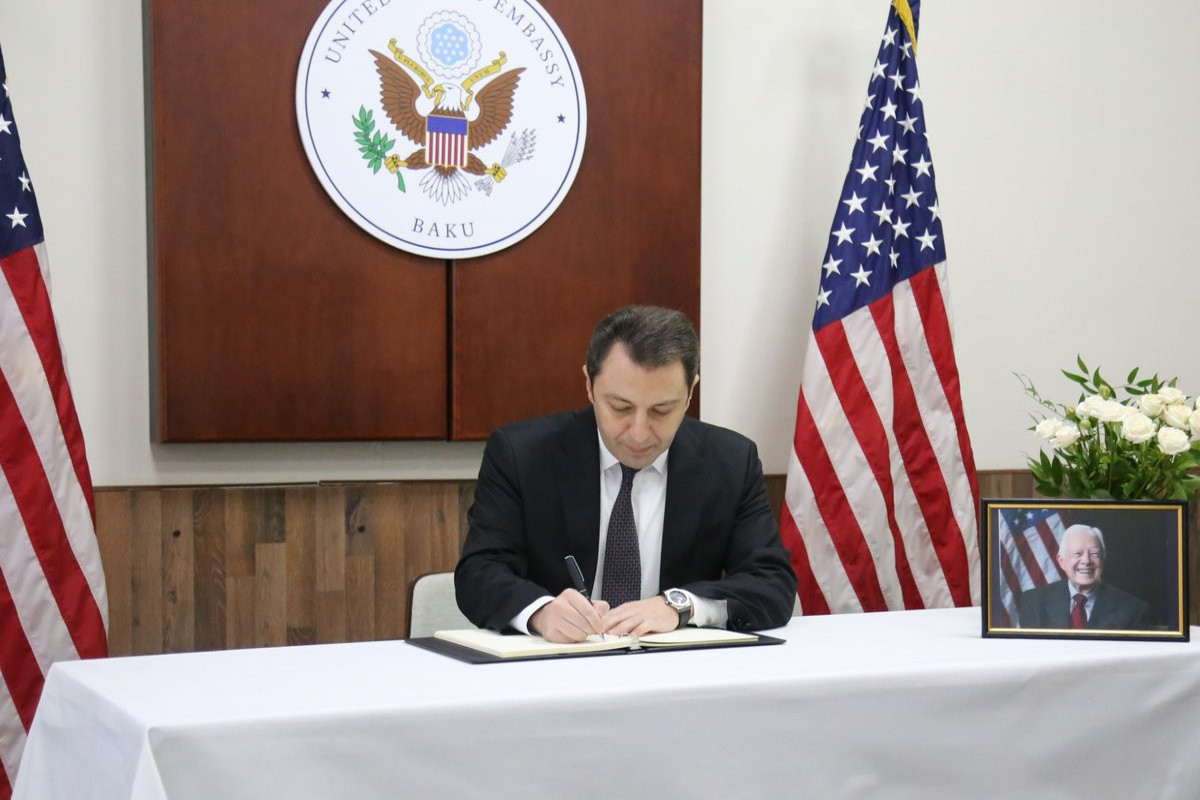 Замглавы МИД Азербайджана посетил посольство США и оставил запись в книге соболезнований, открытой в память о Картере