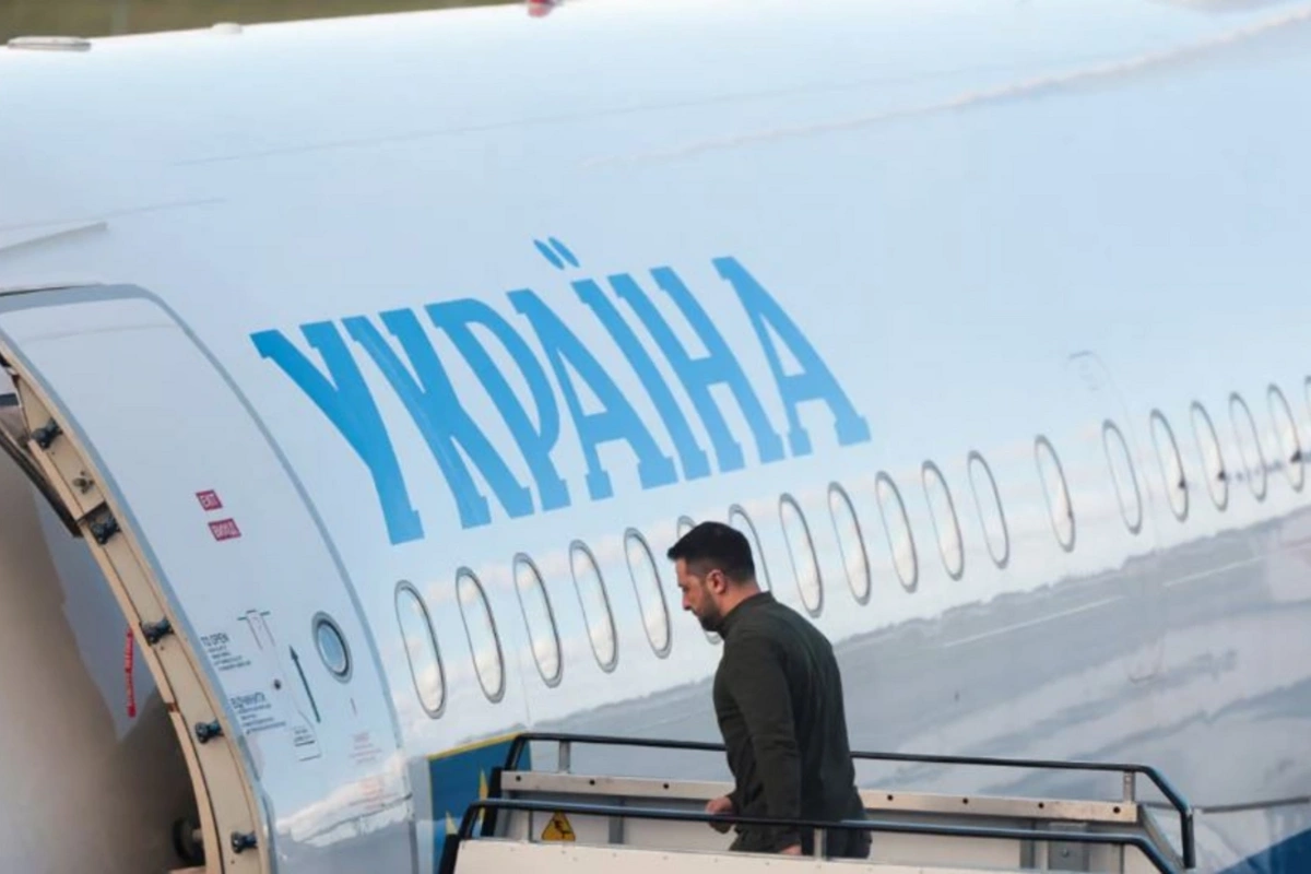 Зеленский покинул США и летит в Лондон