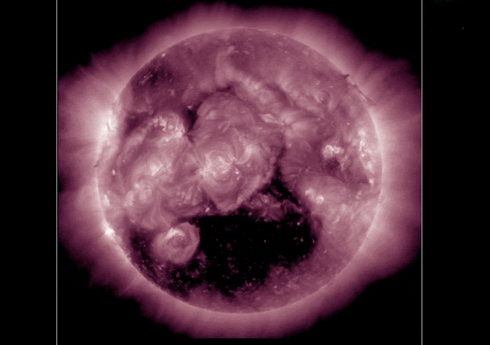 Земля полностью погрузилась в плазму из дыры на Солнце