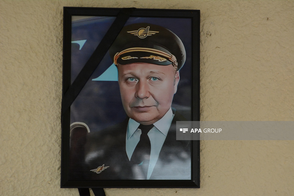 Жители Баку чтят память капитана разбившегося самолета AZAL Игоря Кшнякина -ФОТО