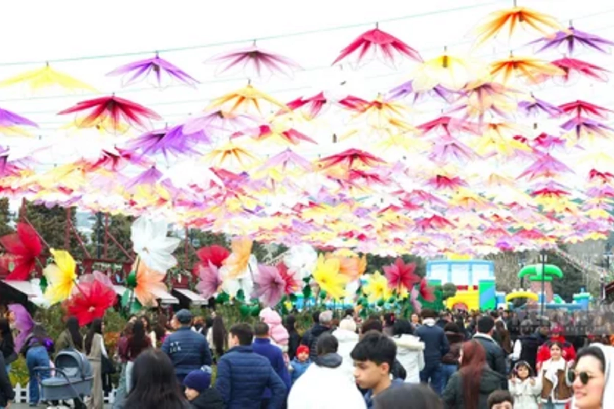 Жители Баку отмечают праздник Новруз - ФОТОРЕПОРТАЖ