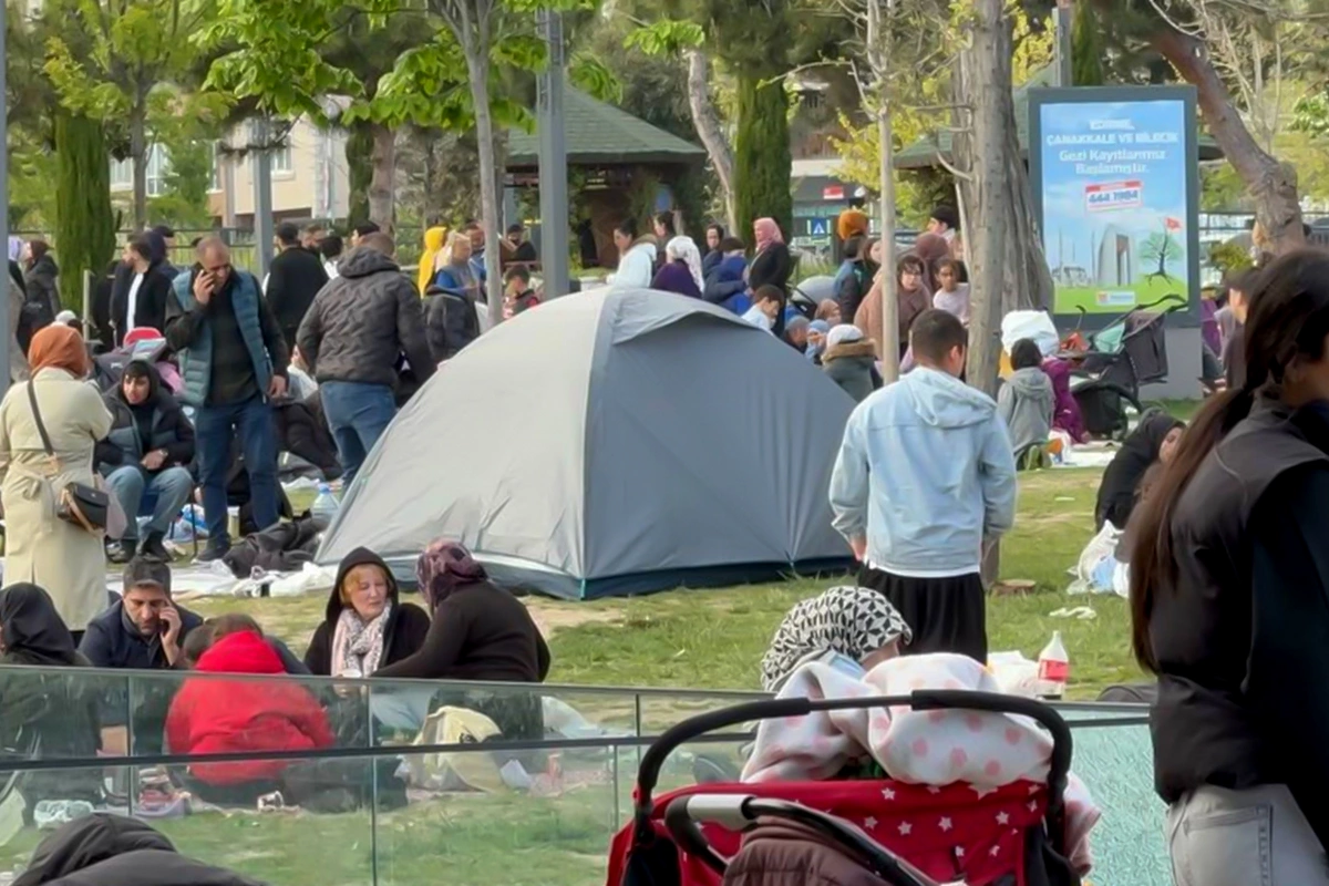 Жители Стамбула ночуют в палатках из-за подземных толчков