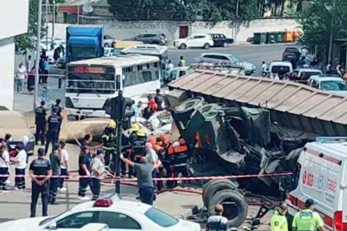 Жуткое ДТП в Баку: грузовик рухнул с моста на автомобили, есть погибшие