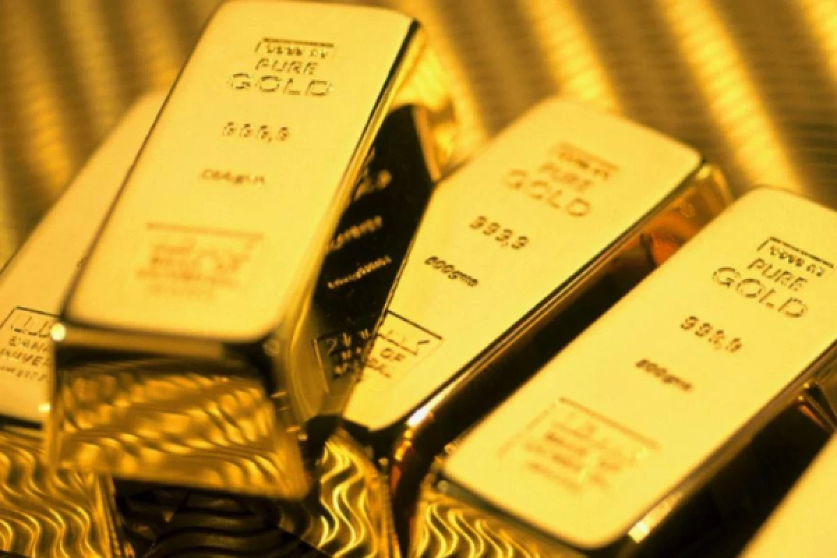 Золото на биржах дешевеет, серебро дорожает