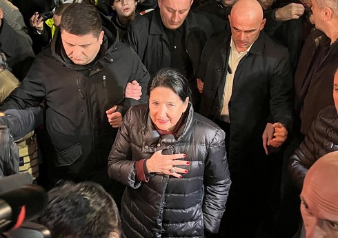 Зурабишвили присоединилась к митингующим в Тбилиси у здания парламента