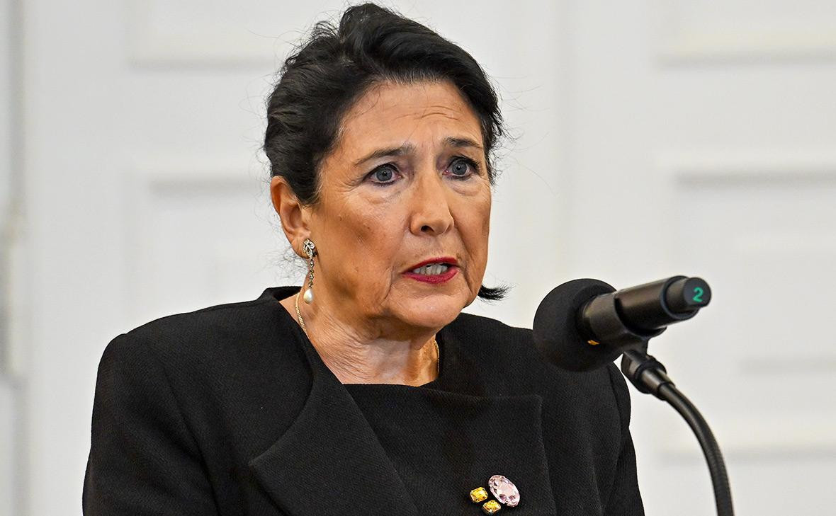 Зурабишвили проведет ночь в резиденции перед инаугурацией нового президента